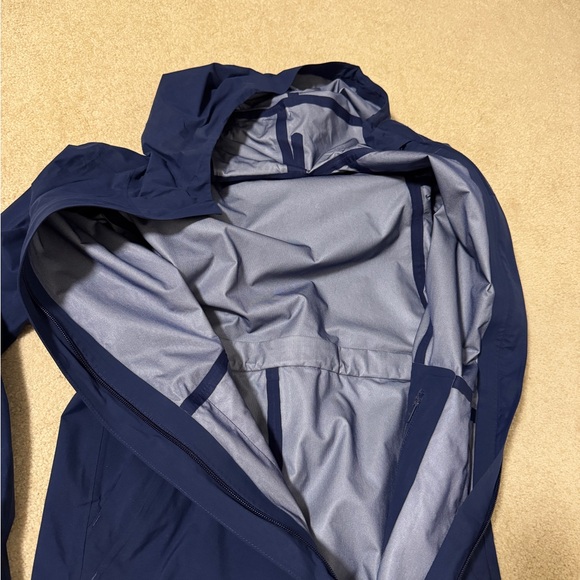 Lululemon rain coat - Picture 3 of 3